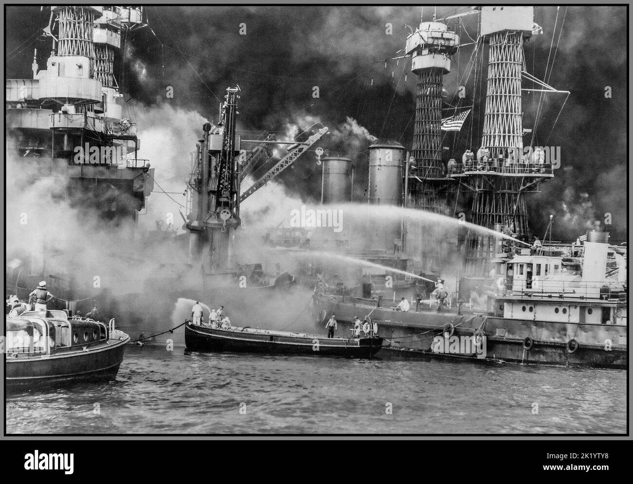 Attaque japonaise de Pearl Harbor, Pearl Harbor prise par surprise, lors de l'attaque aérienne japonaise. USS WEST VIRGINIA s'enflamme avec des efforts frénétiques et spectaculaires pour éteindre les flammes. WW2 Japon Amérique 7th décembre 1941 le début de la guerre dans le Pacifique Banque D'Images