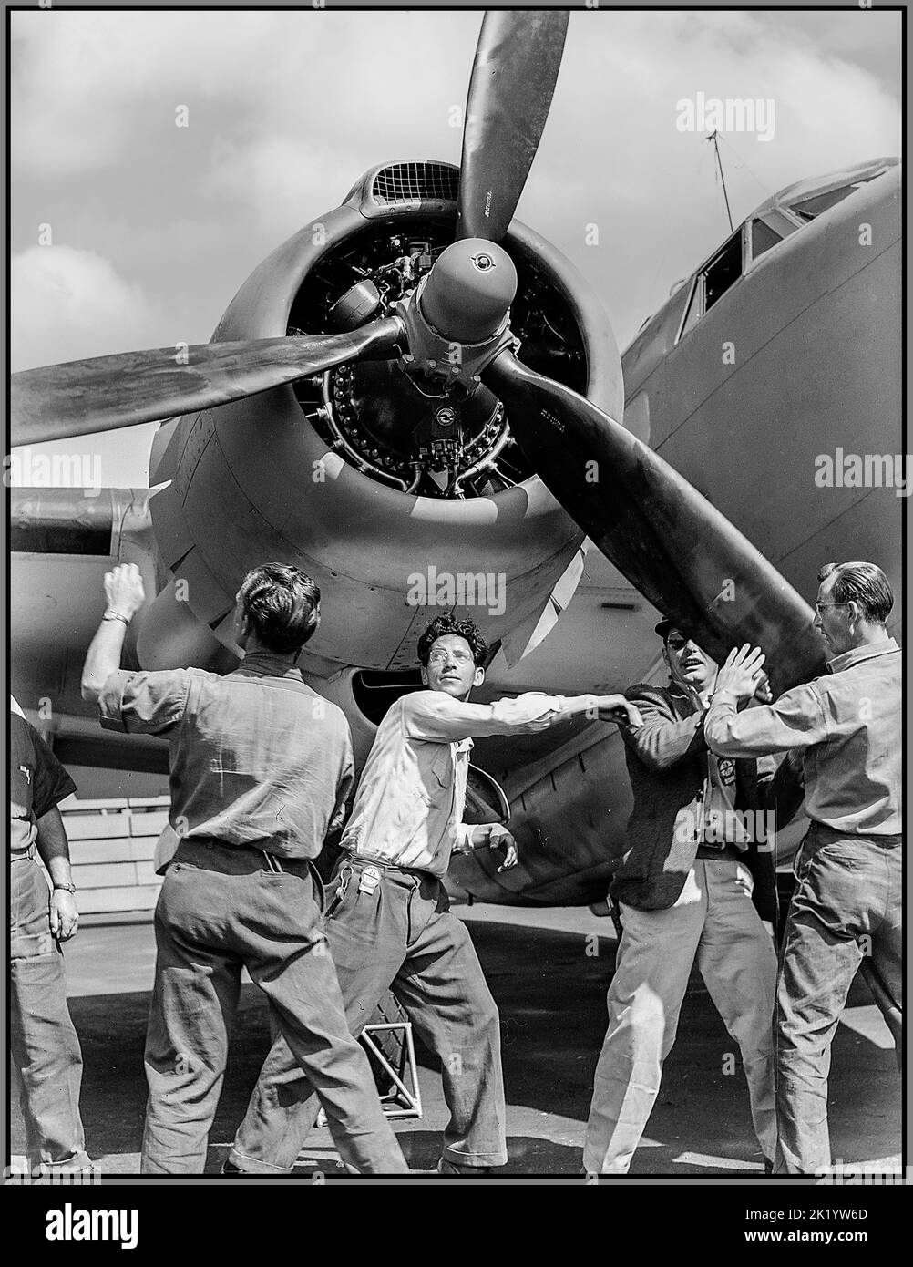 WW2 1943 American Aircrarr production USA contrôle terminé Lockheed Ventura PV-1 bombardier moyen à double moteur à l'usine d'avion Vega, Burbank, Californie Workmen spin Propeller. Amérique États-Unis Seconde Guerre mondiale Banque D'Images