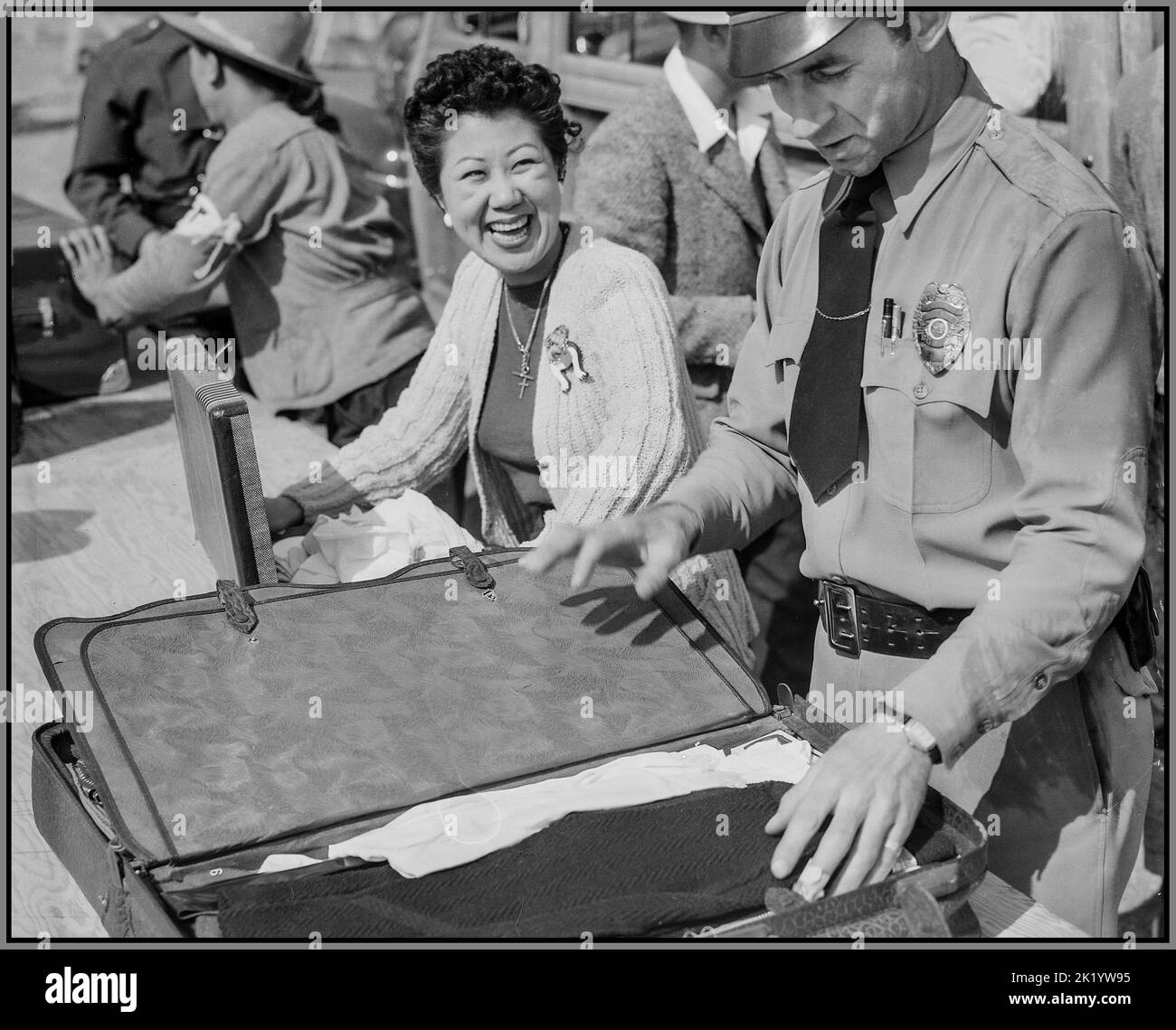 WW2 résidents japonais en Amérique sont relocalisés à Arcadia, Californie. Image de propagande de tous les bagages inspectés avant que les nouveaux arrivants entrent dans le centre d'assemblage de Santa Anita pour les évacués d'ascendance japonaise. Les évacués sont transférés plus tard dans les centres de l'autorité de réinstallation de guerre pour la durée. Date 5 avril 1942 Banque D'Images