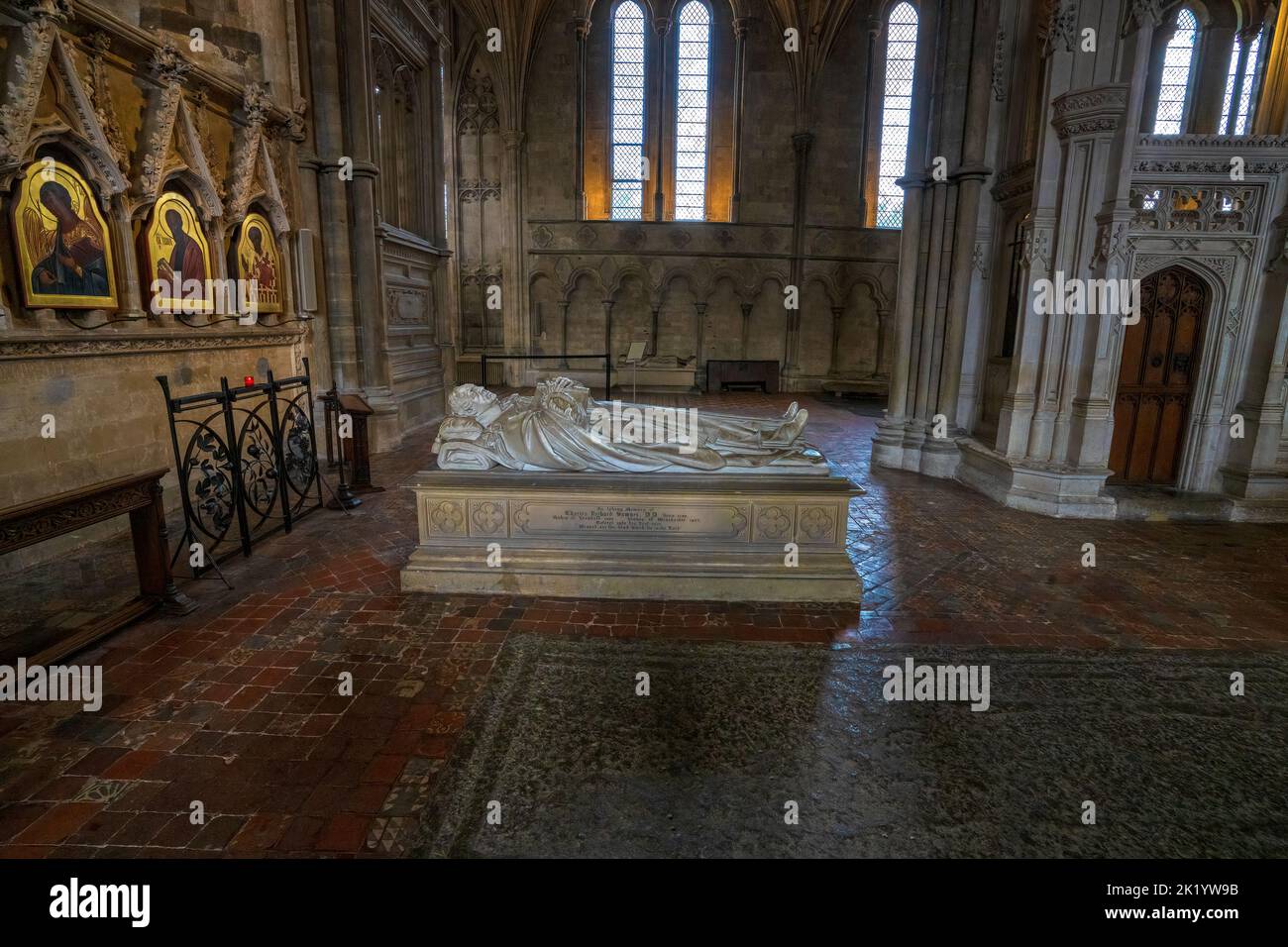 La tombe de Charles Richard Sumner Bishop 1827 à la cathédrale de Winchester, Winchester, Hampshire, Angleterre, Royaume-Uni Banque D'Images