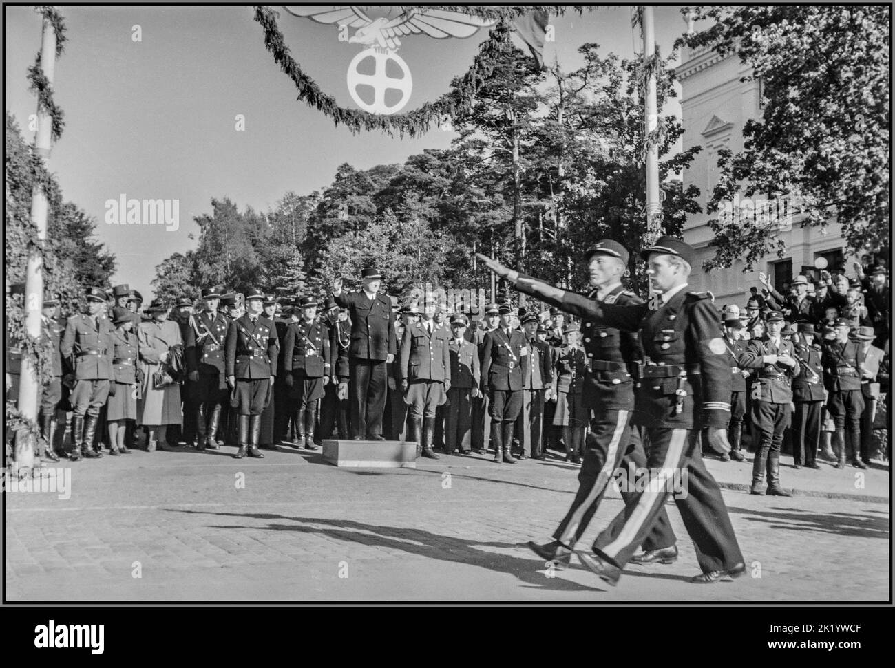 Norvège occupée rassemblement de propagande de Nasjonal Samling (NS), parti nazi norvégien de Vidkun Quisling pendant la seconde Guerre mondiale, Sarpsborg Norvège occupée par les Allemands du 20 au 21 juin 1942, avec des discours politiques, des troupes paramilitaires du parti en uniforme, en défilé à travers la ville, Norvège WW2 Nasjonal Samling (norvégien NS ; lit. Rassemblement national) était un parti politique norvégien d'extrême droite actif de 1933 à 1945. Il a été le seul parti légal de la Norvège de 1942 à 1945. Il a été fondé par l'ancien ministre de la Défense Vidkun Quisling vu ici sur le podium et un groupe de partisans Banque D'Images