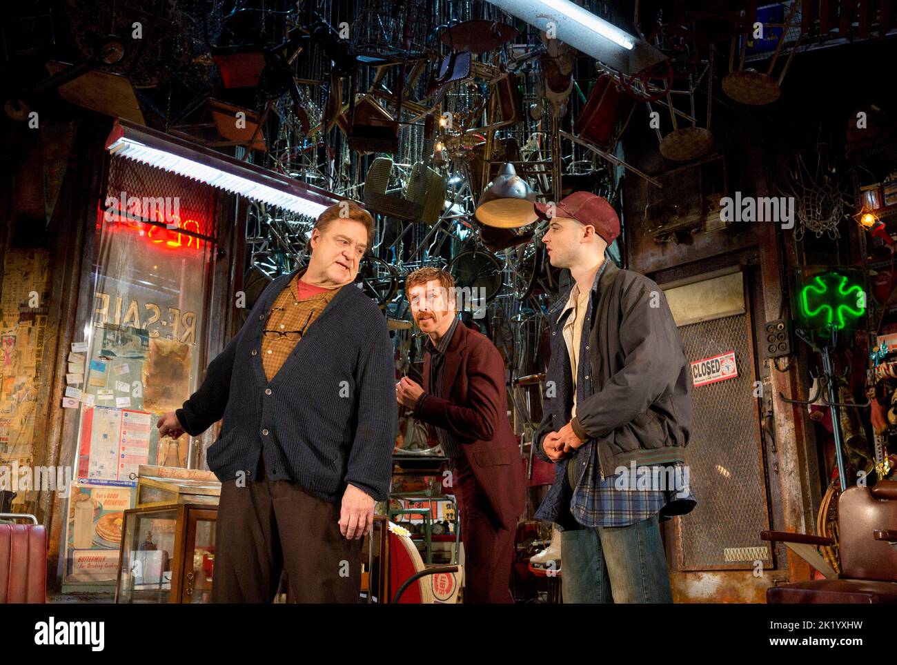 l-r: John Goodman (Don Dubrow), Damian Lewis (Walter 'Teach' Cole), Tom Sturridge (Bob) dans AMERICAN BUFFALO par David Mamet au Wyndham's Theatre, Londres WC2 27/04/2015 conception: Paul Wills éclairage: Mark Henderson directeur: Daniel Evans Banque D'Images