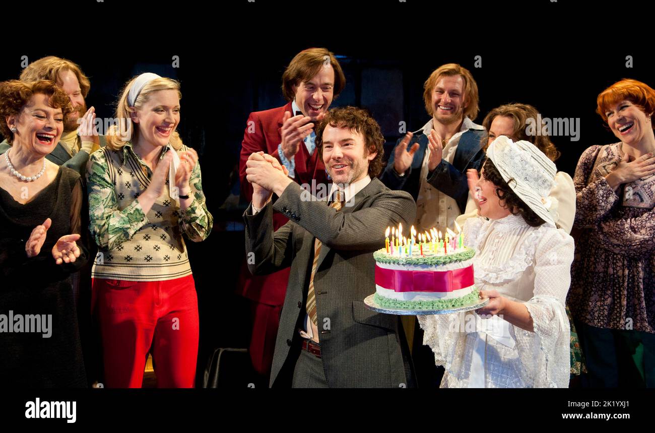 l-r - avant gauche: Francesca Annis (Joanne), Claire Price (Sarah) centre: Daniel Evans (Robert), Samantha Spiro (Amy) en COMPAGNIE du Crucible Theatre, Sheffield, Angleterre 05/12/2011 musique et paroles: Stephen Sondheim design: Christopher Oram éclairage: Neil Austin directeur: Jonathan Munby Banque D'Images