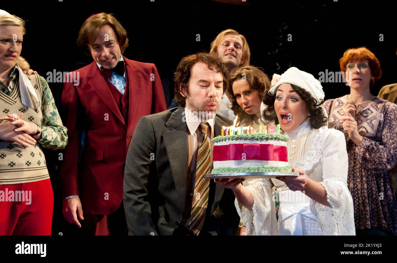 Centre principal : Daniel Evans (Robert), Samantha Spiro (Amy) en COMPAGNIE du Crucible Theatre, Sheffield, Angleterre 05/12/2011 musique et paroles : Stephen Sondheim design : Christopher Oram Lighting : Neil Austin directeur : Jonathan Munby Banque D'Images