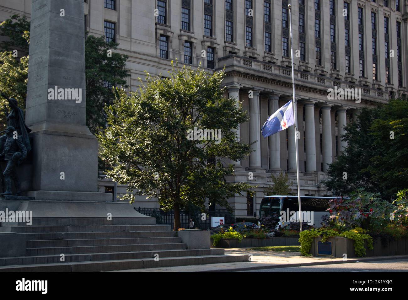 Le drapeau de Toronto en Berne ou en demi-effectif au centre-ville de Toronto au South African War Memorial; vu après la mort de la Reine Elizabeth II Banque D'Images