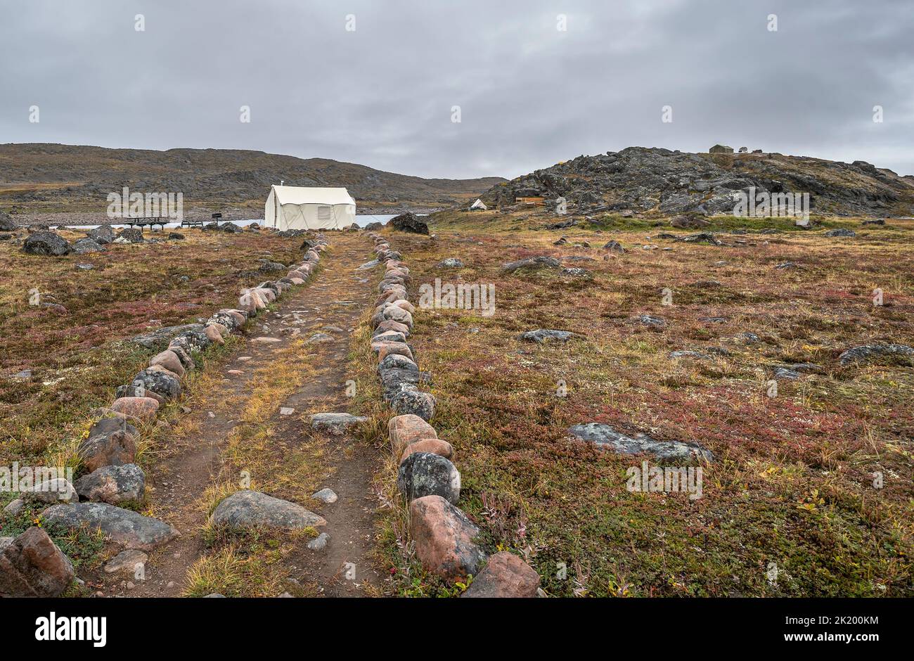 Sentier menant à une tente sur la toundra dans le parc territorial Sylvia Grinnell, au Nunavut Banque D'Images