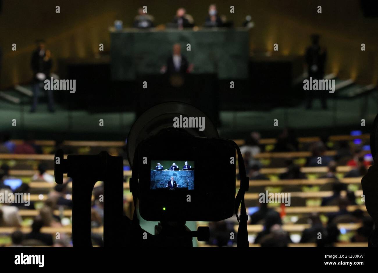 Le président américain Joe Biden est vu sur l'écran arrière de la caméra d'un photographe de presse lorsqu'il s'adresse à la session de 77th de l'Assemblée générale des Nations Unies au siège de l'ONU à New York, aux États-Unis, au 21 septembre 2022. REUTERS/Brendan McDermid Banque D'Images
