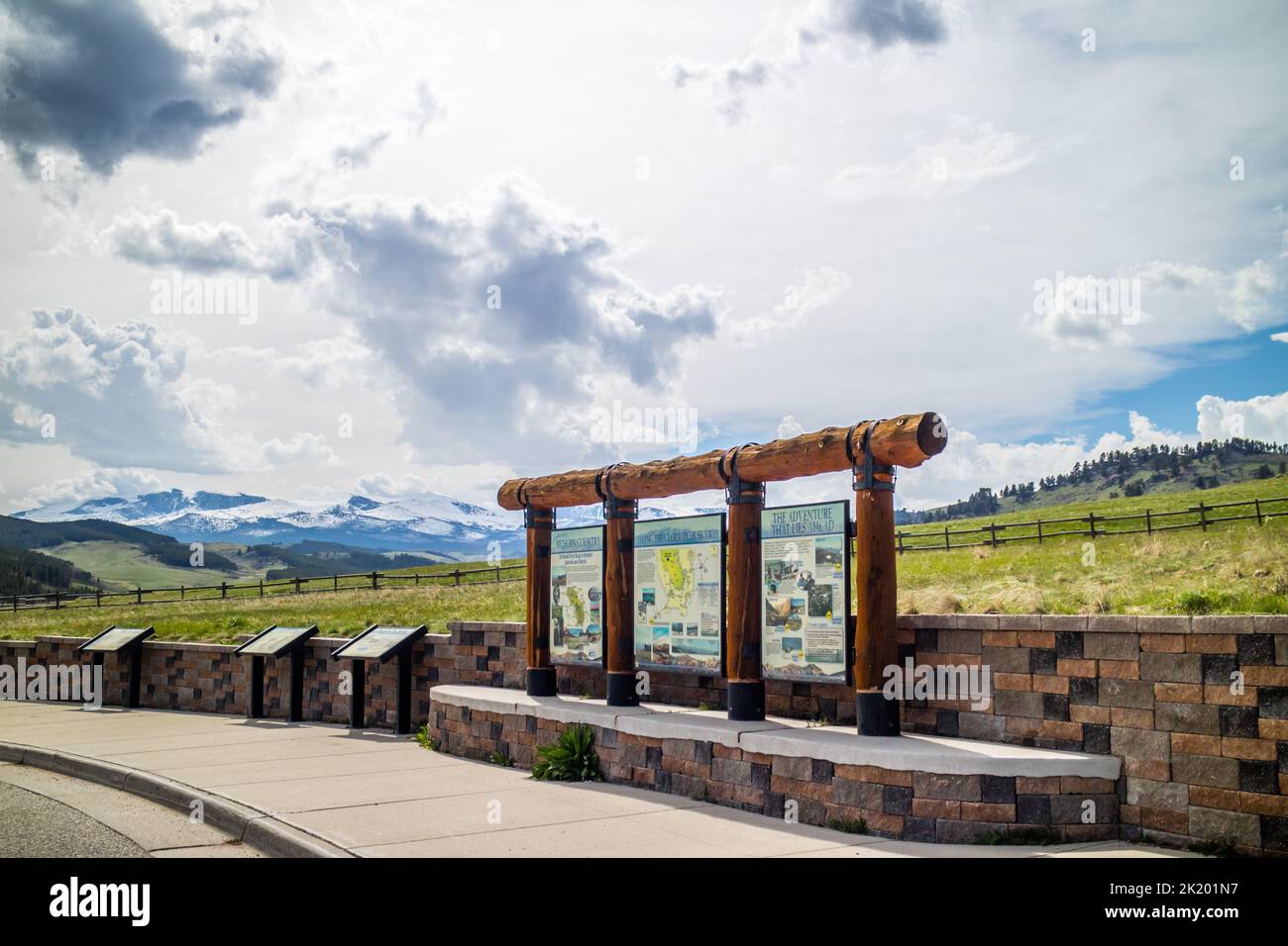 Une route d'entrée allant à la forêt nationale de Bighorn, Wyoming Banque D'Images