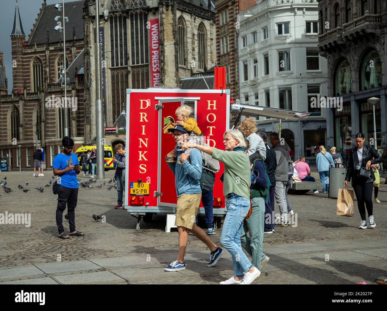 Touristes marchant à Amsterdam Banque D'Images