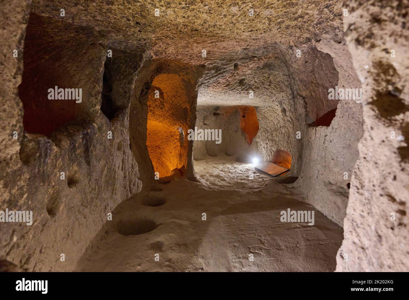 Couloirs étroits et chambres basses dans la ville souterraine de Kaymakli, site classé au patrimoine mondial de l'UNESCO, Cappadoce, Anatolie, Turquie Banque D'Images