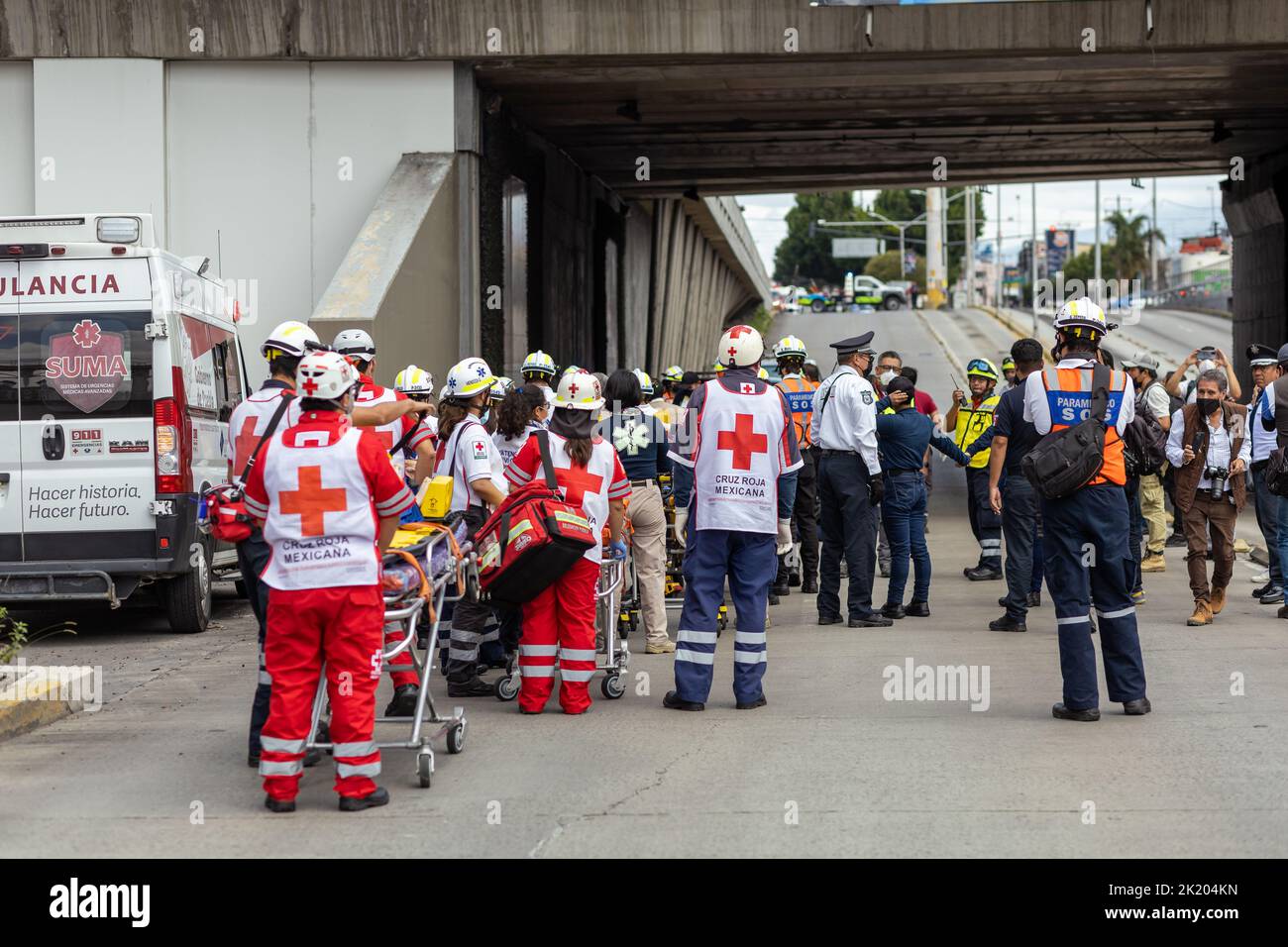 Les forces d'urgence ont participé à un exercice de forages à l'échangeur de Juárez-Serdán pour commémorer les séismes de 19 septembre 1985 et de 2017. Banque D'Images