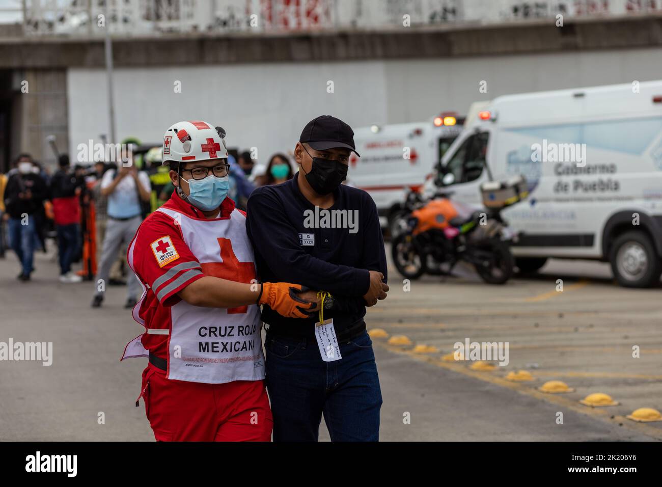 Les forces d'urgence ont participé à un exercice de forages à l'échangeur de Juárez-Serdán pour commémorer les séismes de 19 septembre 1985 et de 2017. Banque D'Images