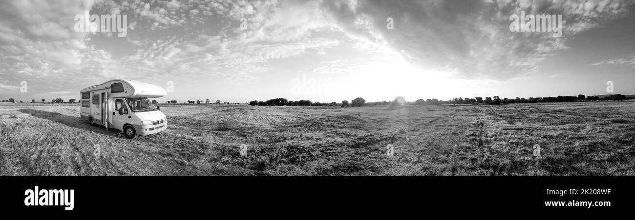 Un campervan dans un champ, à Puglia Banque D'Images