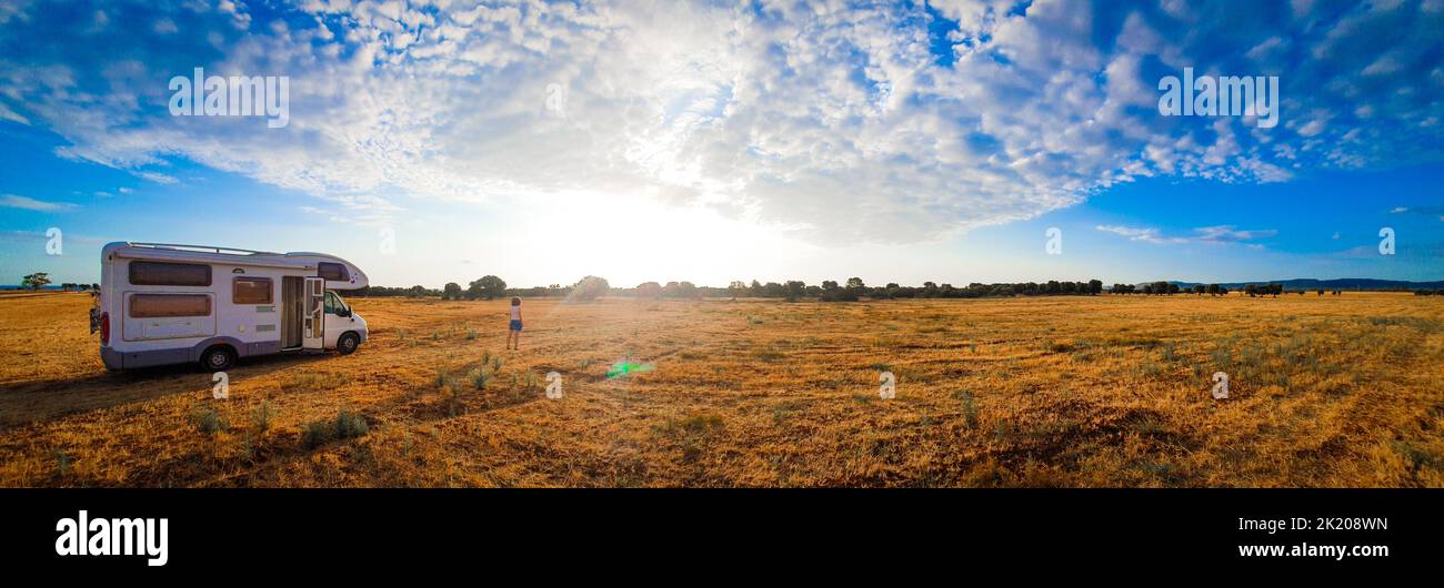 Une personne et un campervan dans un champ, à Puglia Banque D'Images