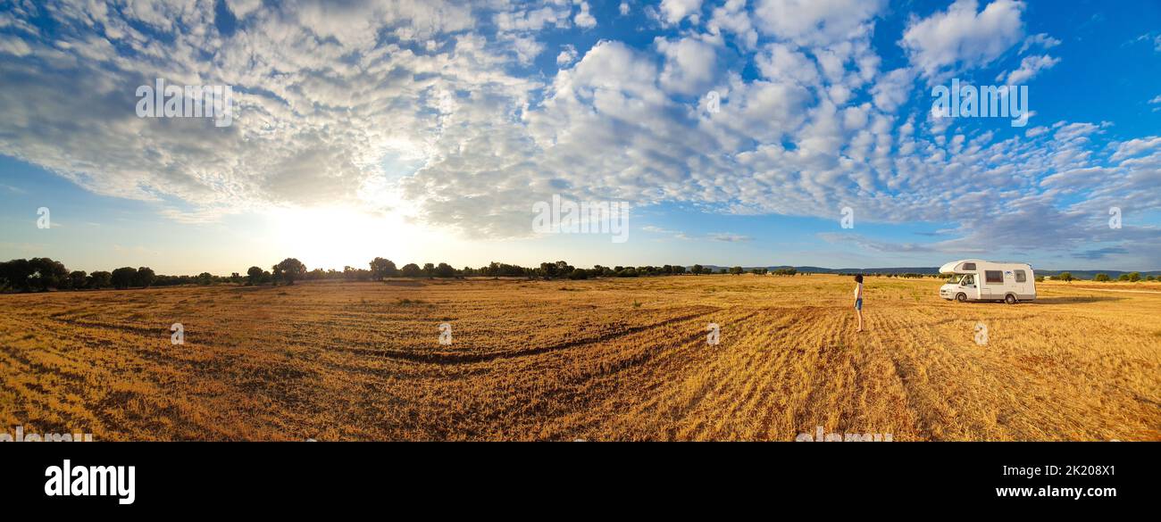 Une personne et un campervan dans un champ, à Puglia Banque D'Images