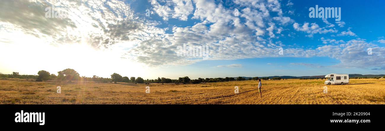 Une personne et un campervan dans un champ, à Puglia Banque D'Images
