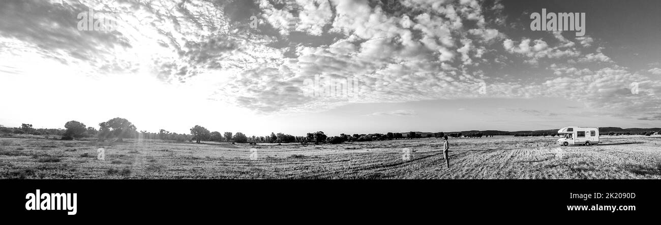 Une personne et un campervan dans un champ, à Puglia Banque D'Images