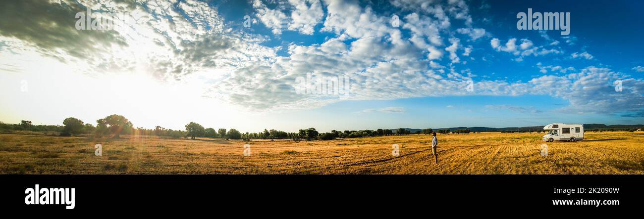 Une personne et un campervan dans un champ, à Puglia Banque D'Images