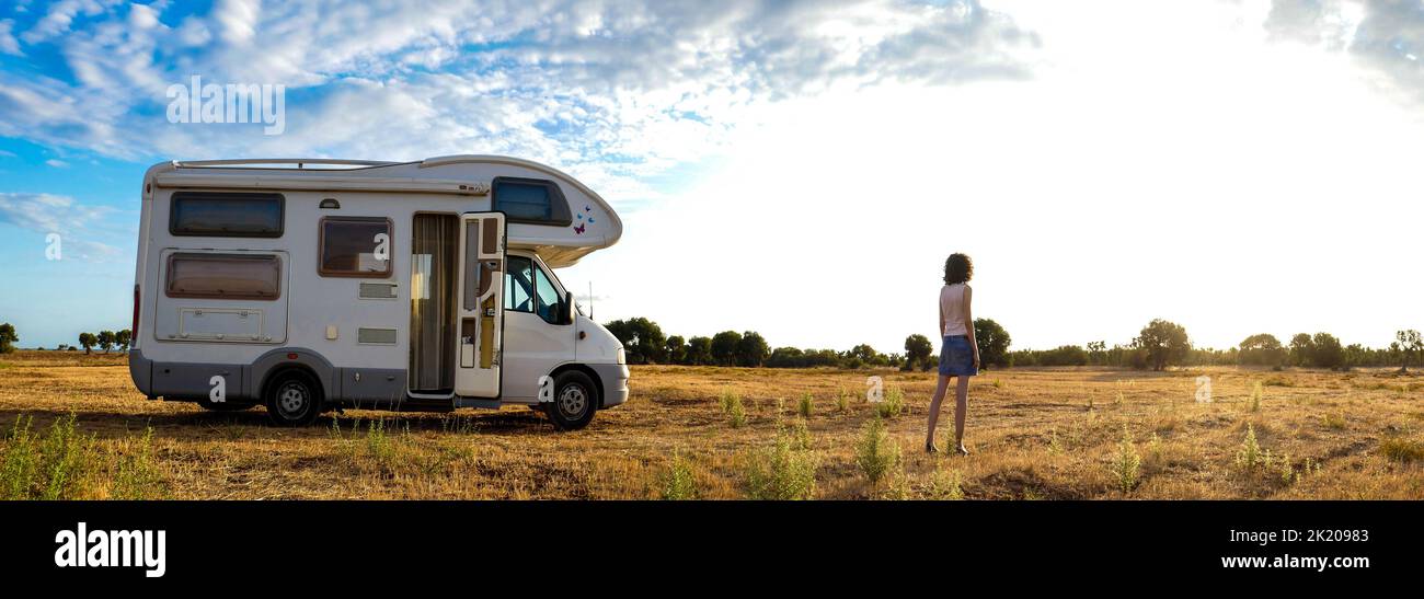 Un campervan dans un champ, à Puglia Banque D'Images