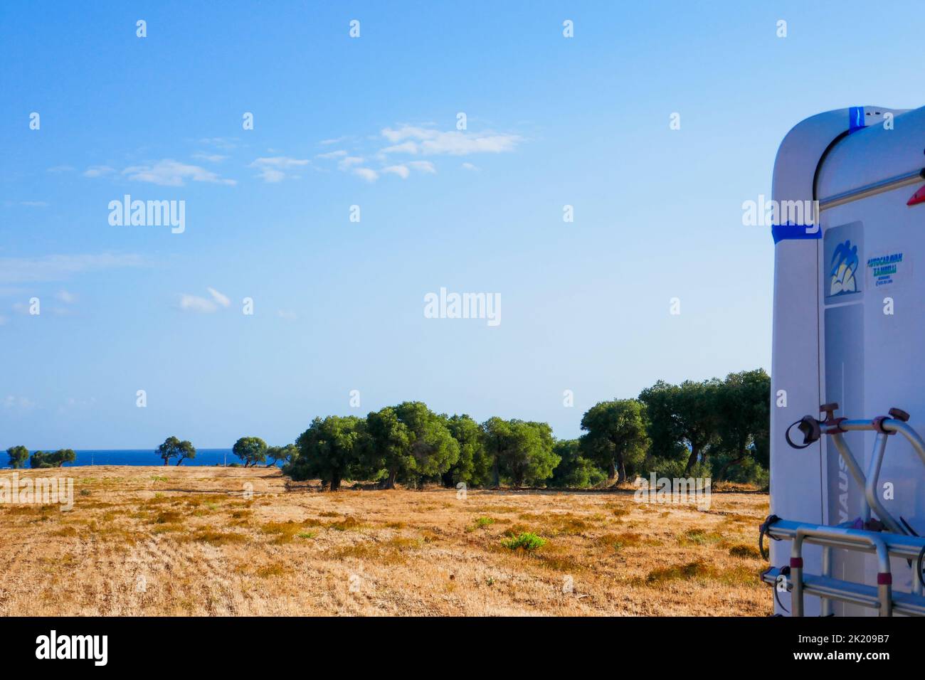 Un campervan dans un champ, à Puglia Banque D'Images