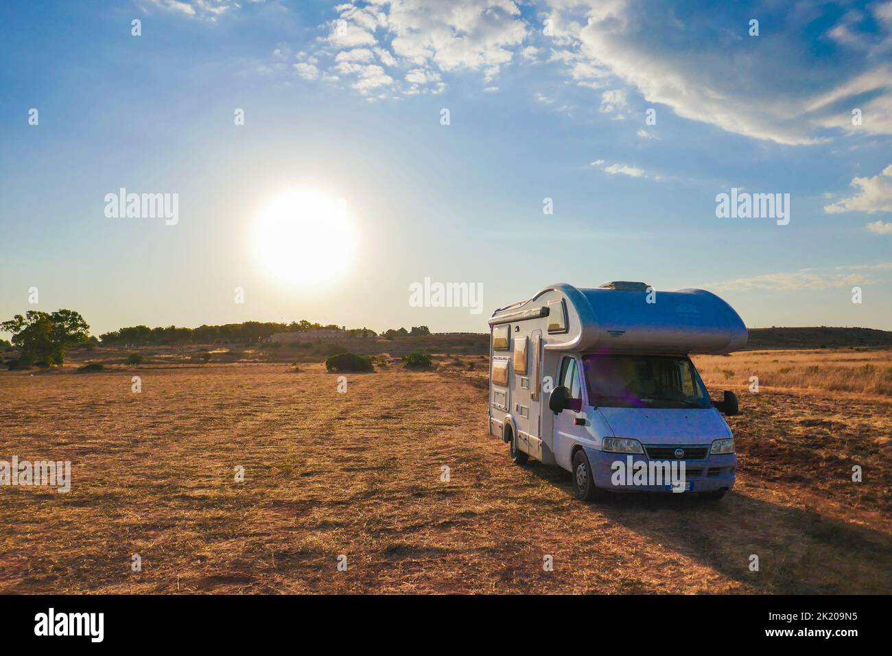 Un campervan dans un champ, à Puglia Banque D'Images