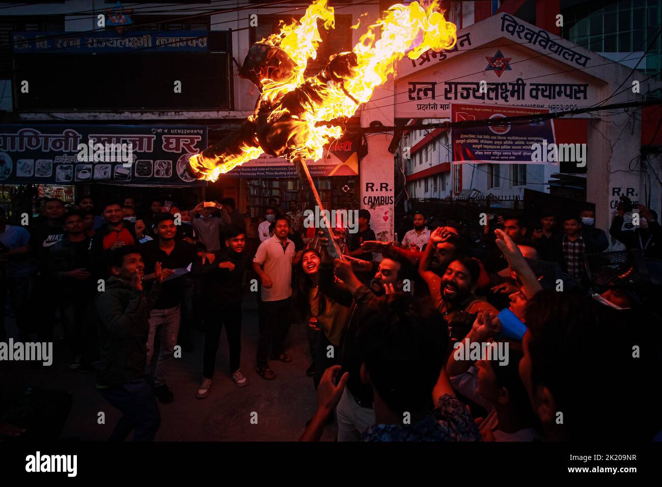 Népal. 21st septembre 2022. Les étudiants affiliés à divers syndicats d'étudiants des partis au pouvoir brûlent mercredi l'effigie de la présidente Bidhya Devi Bhandari, qui a nié avoir authentifié le projet de loi sur la citoyenneté, qui a été approuvé deux fois par la Chambre des représentants et l'Assemblée nationale dans le délai imparti. (Image de crédit : © Amit Machamasi/ZUMA Press Wire) Banque D'Images