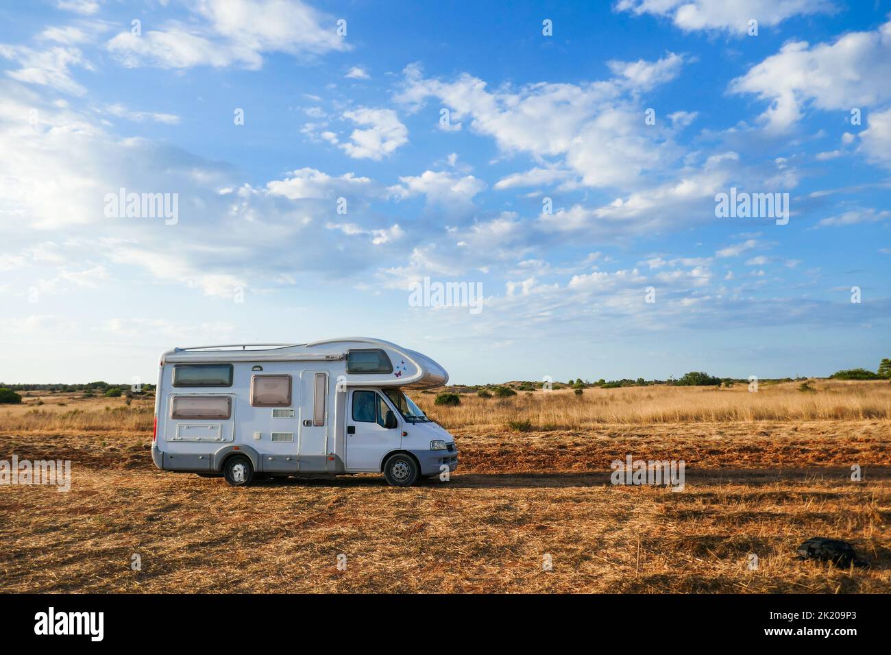 Un campervan dans un champ, à Puglia Banque D'Images