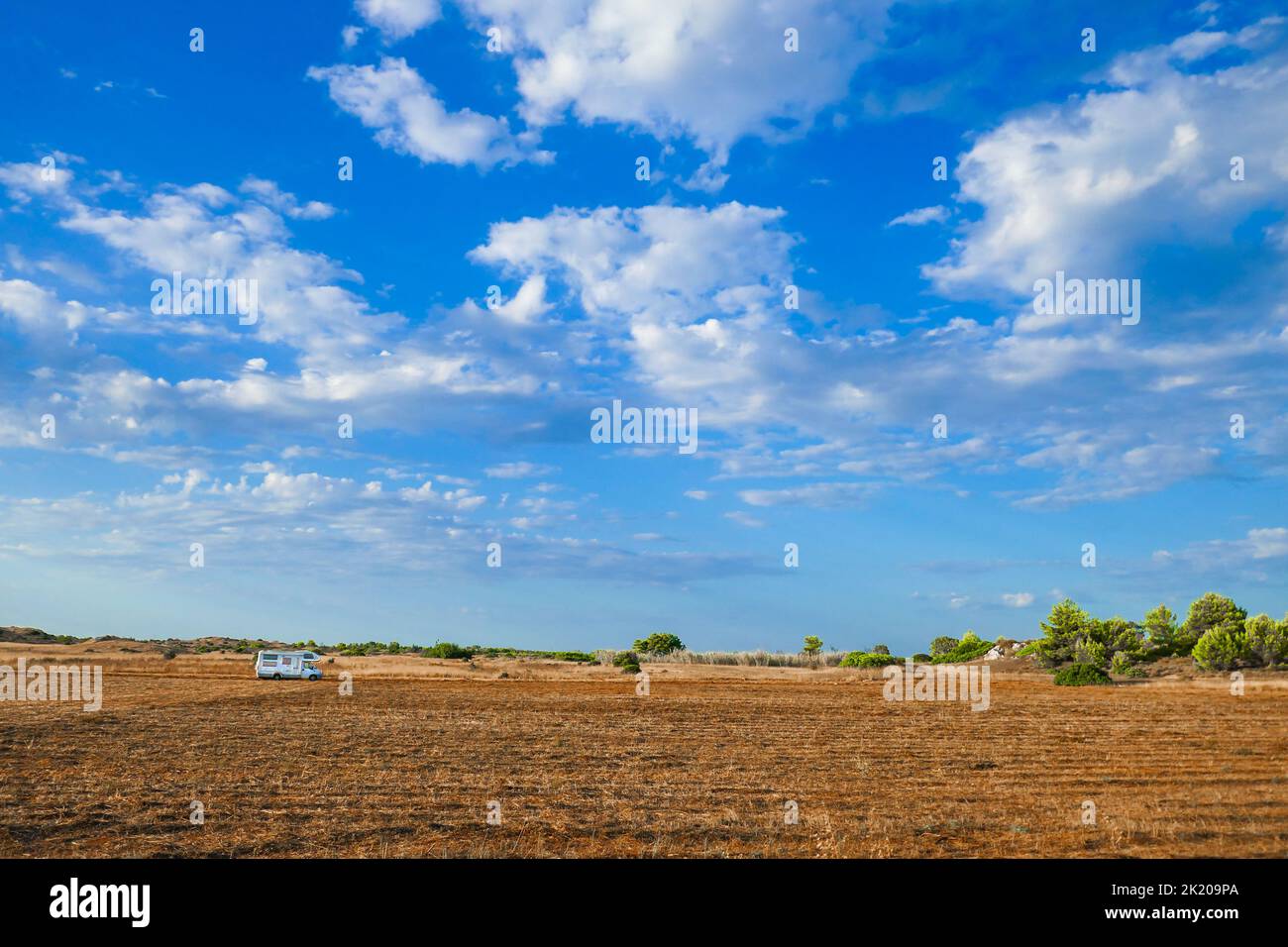 Un campervan dans un champ, à Puglia Banque D'Images