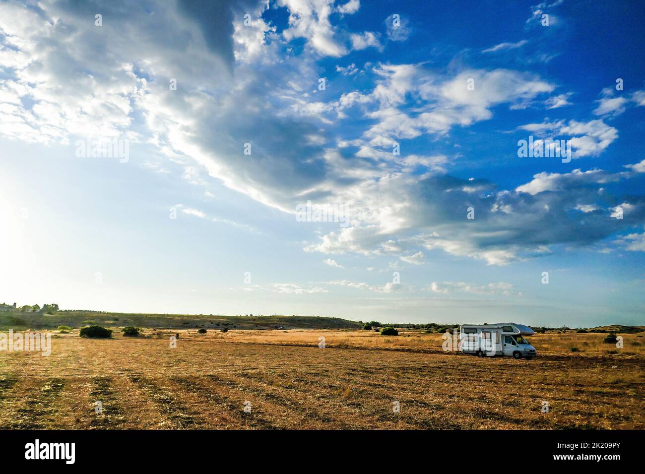 Un campervan dans un champ, à Puglia Banque D'Images