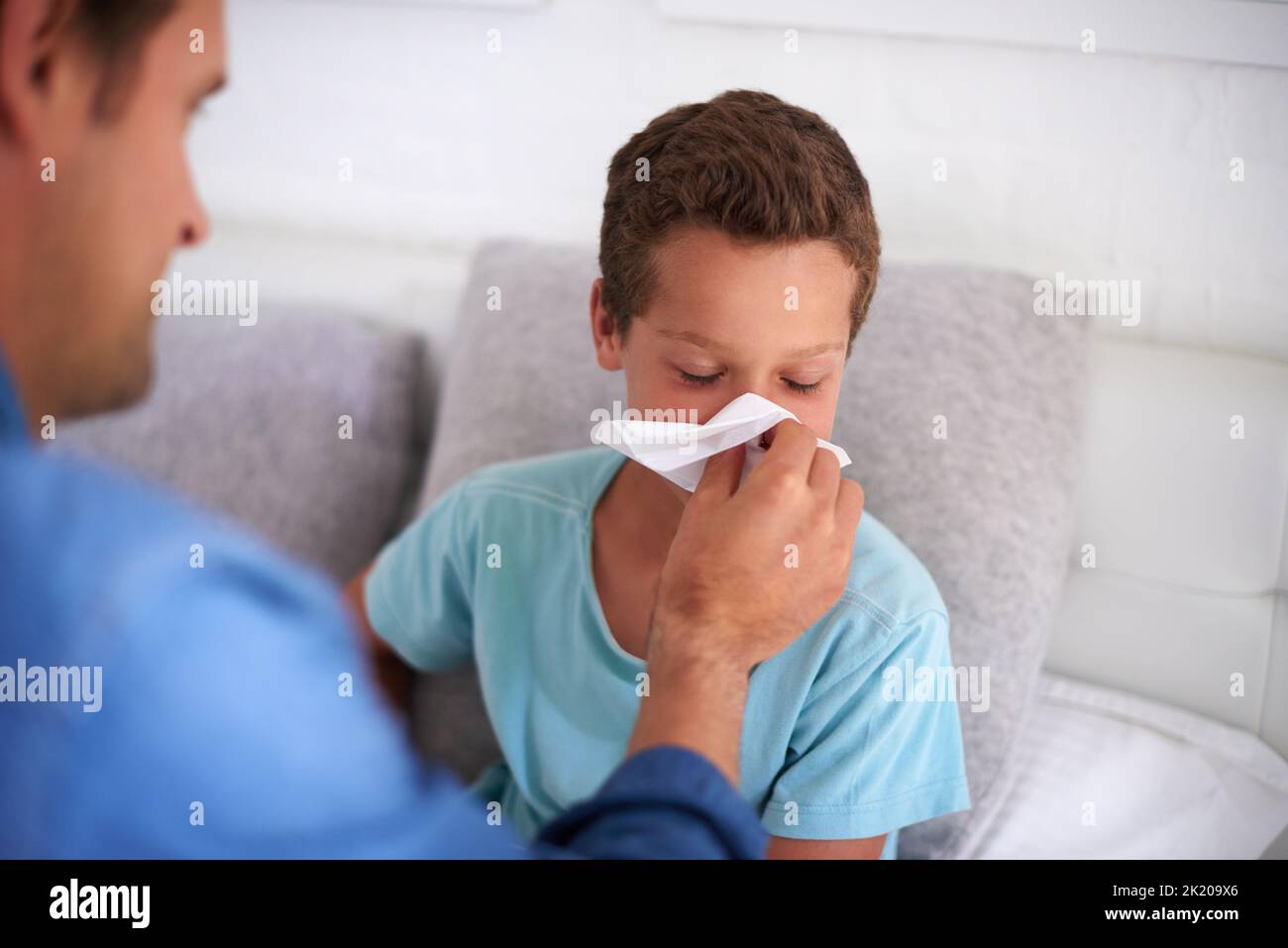 Il est temps de visiter le médecin. Un père s'occupe de son petit garçon malade à la maison Banque D'Images