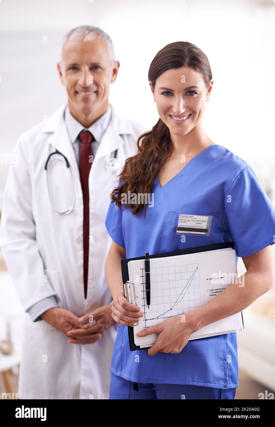 Votre santé est entre de bonnes mains. Portrait de deux professionnels de la santé amicaux. Banque D'Images