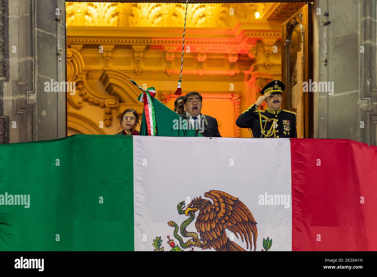 Cérémonie de la Cry de l'indépendance dirigée par le gouverneur de Puebla, Miguel Barbosa du Palais municipal Banque D'Images