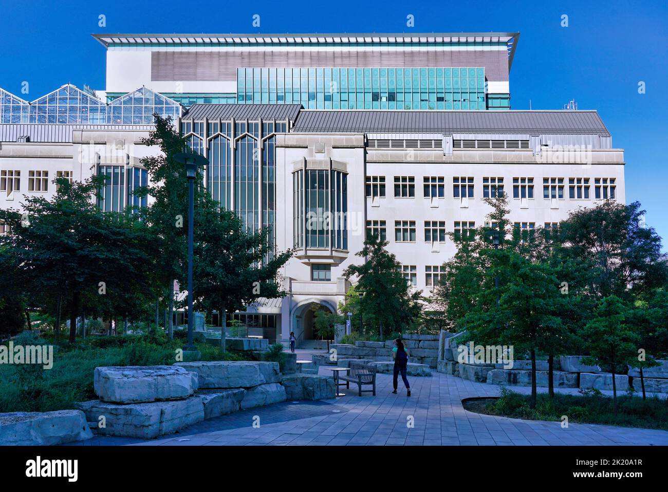 Chicago, États-Unis - septembre 2022 : cour agréablement aménagée de l'école de médecine de l'Université de Chicago. Banque D'Images