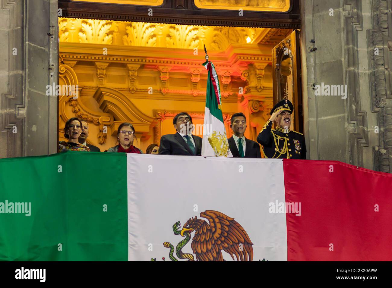 Cérémonie de la Cry de l'indépendance dirigée par le gouverneur de Puebla, Miguel Barbosa du Palais municipal Banque D'Images