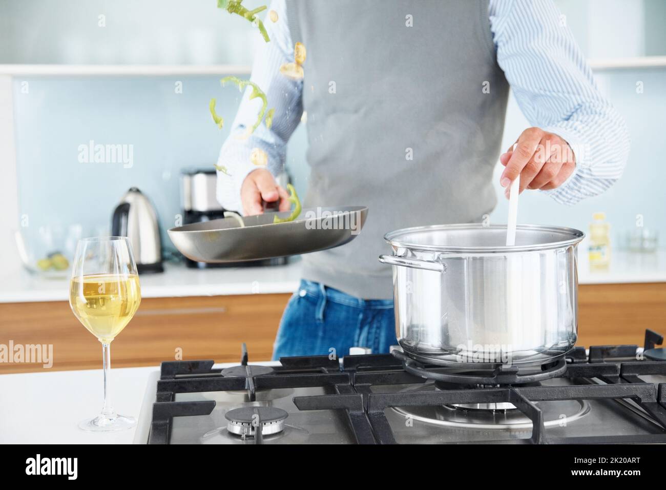 Homme mature préparant des aliments dans la cuisine - intérieur. Image rognée d'un homme mûr préparant des aliments dans la cuisine Banque D'Images