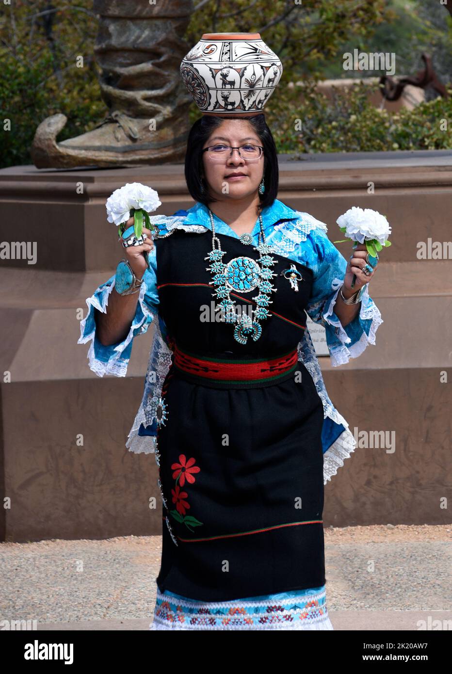 Les membres américains autochtones du Zuni Olla Maidens du Zuni Pueblo près de Gallup, au Nouveau-Mexique, se sont produit dans un événement public à Santa Fe, au Nouveau-Mexique. Banque D'Images