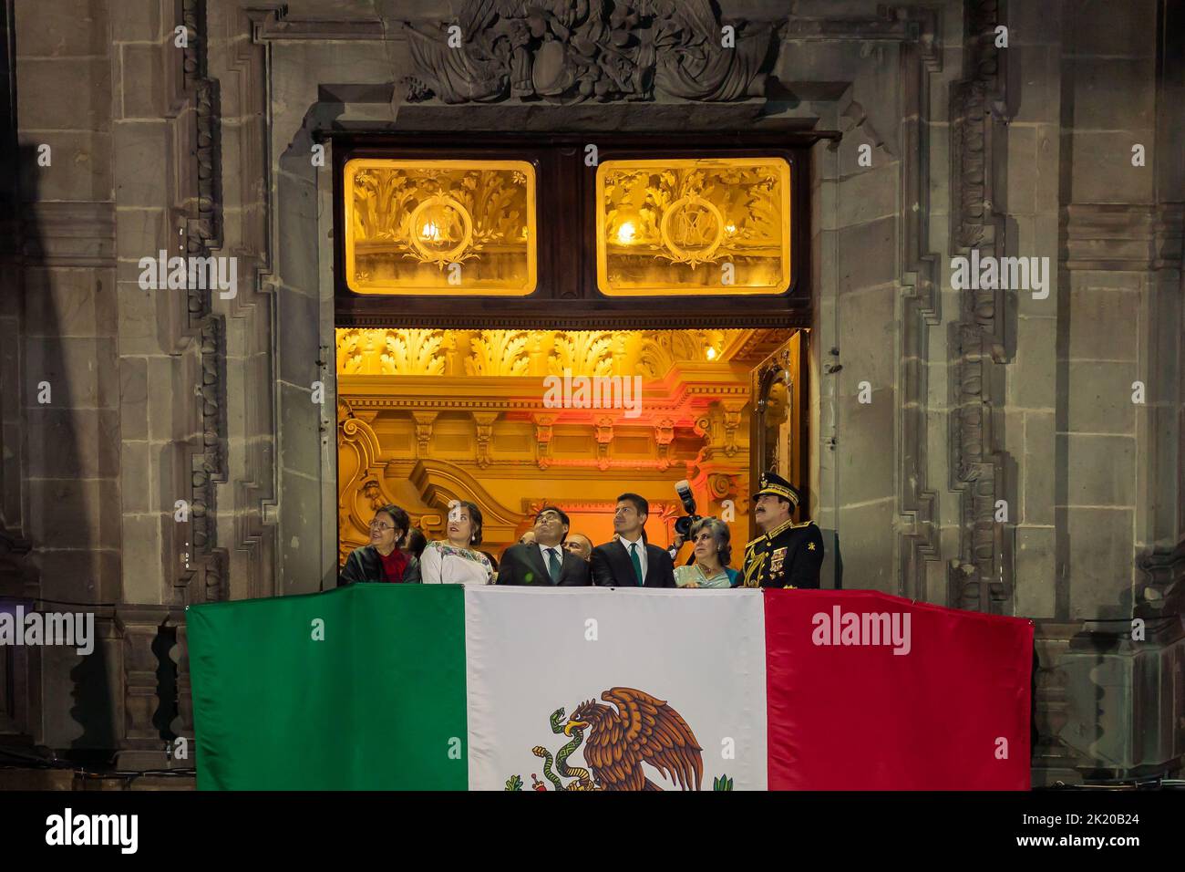 Cérémonie de la Cry de l'indépendance dirigée par le gouverneur de Puebla, Miguel Barbosa du Palais municipal Banque D'Images