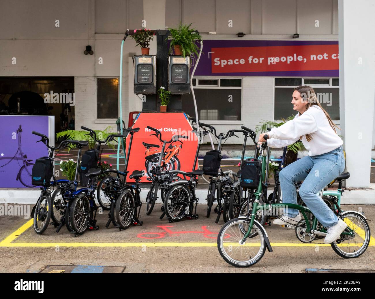 UTILISATION ÉDITORIALE UNIQUEMENT vues générales d'une ancienne station-service de Londres qui a été reprise par Brompton pour démontrer comment les espaces urbains peuvent être adaptés pour soutenir la réduction des émissions de carbone avant la Journée mondiale sans voitures 2022. Date de la photo: Mercredi 21 septembre 2022. Banque D'Images