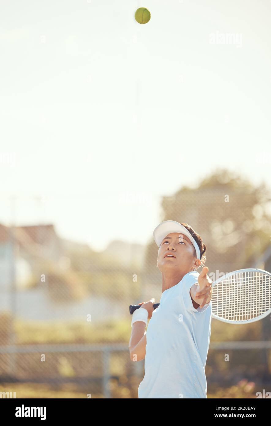 Court de tennis, homme et servir avec le ballon dans les airs pour l'action d'entraînement de championnat d'athlète. Focus, sérieux et dédié joueur de sport avec conc Banque D'Images