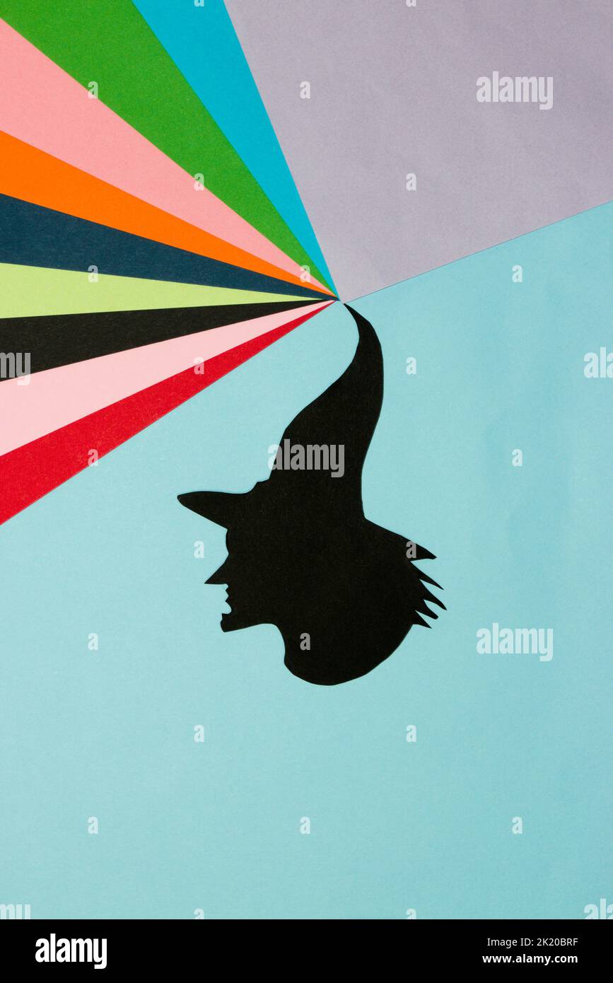 tête de sorcière noire de chapeau vague colorée, design artistique créatif, halloween concept minimal, plat, artisanat en papier Banque D'Images