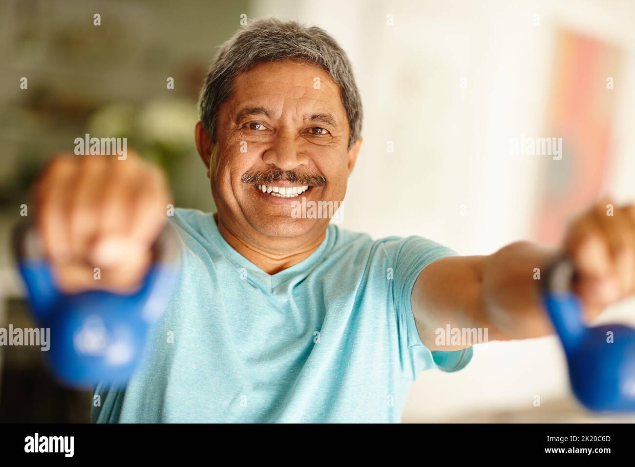 J'apprécie un bon entraînement. Un homme mûr levant des haltères. Banque D'Images