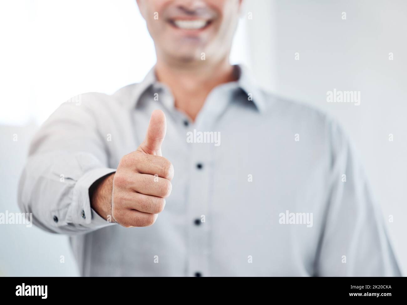 Homme d'affaires pouces vers le haut, voter ou comme main emoji pour la promotion, le succès ou la confiance. Professionnel merci, oui ou support signe ou icône pour l'accord, soc Banque D'Images