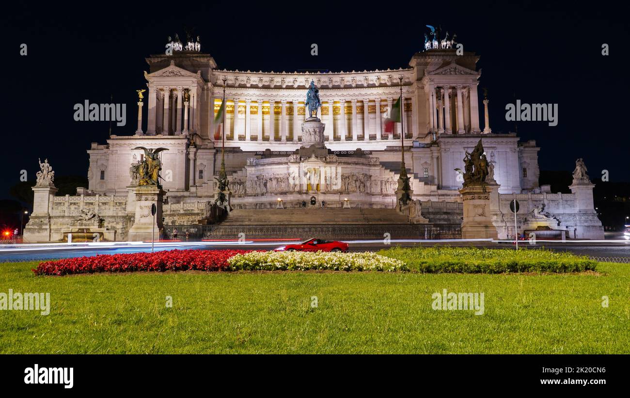 Monumento a Vittorio Emanuele la nuit avec une Ferrari en face Banque D'Images