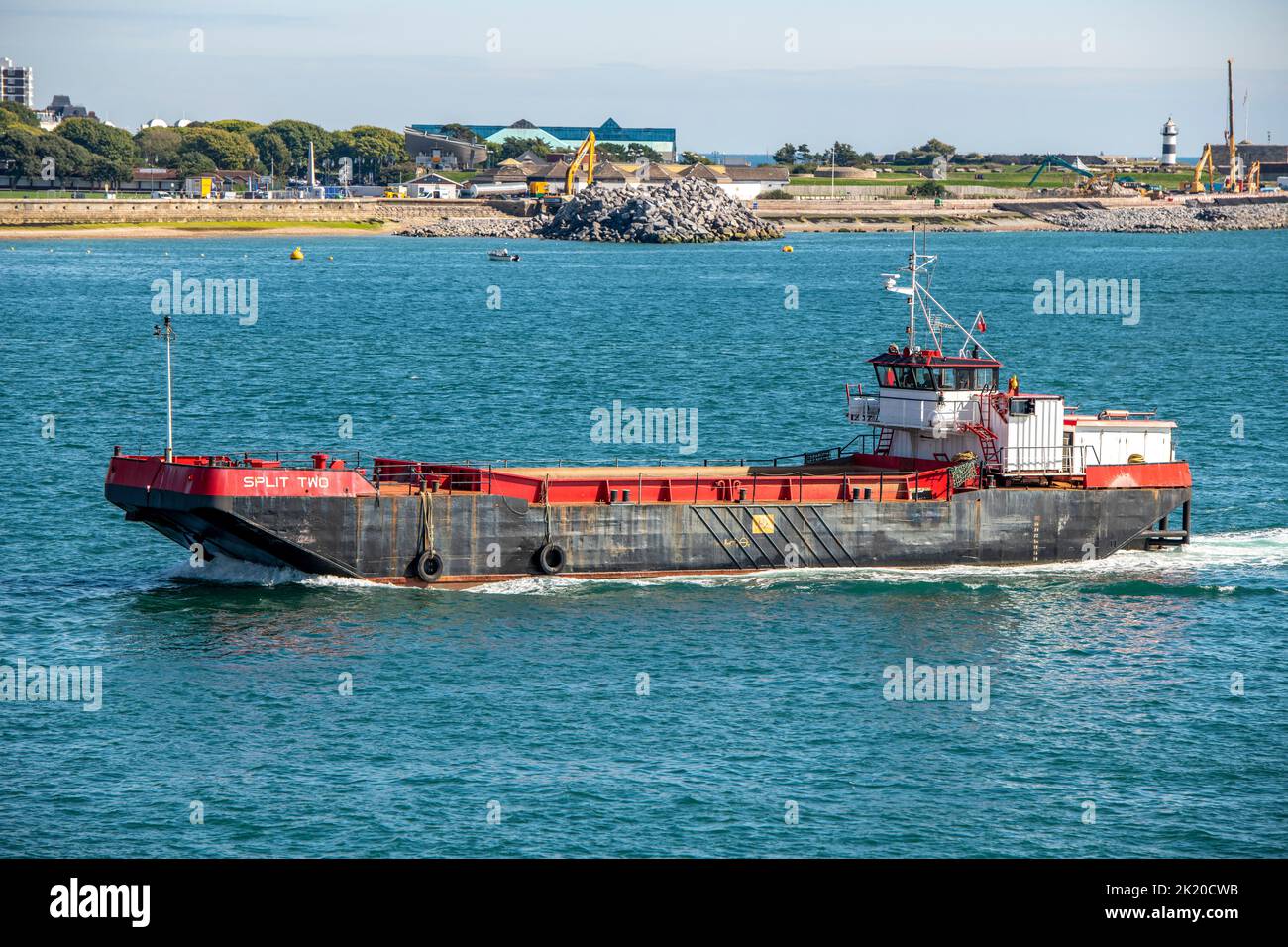 navire-trémie à deux moteurs divisé entrant dans le port de portsmouth, navire-embarcation spécial divisé deux trémies à moteur construites en 1975, barge de transport spécial, trémie à barges. Banque D'Images