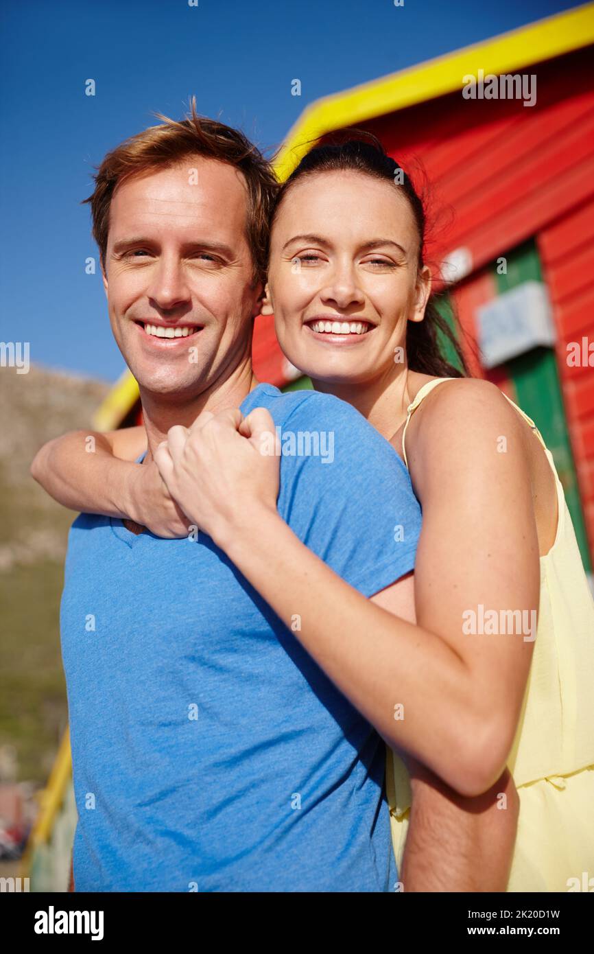 J'adore venir ici en vacances. Un couple en vacances en bord de mer Banque D'Images