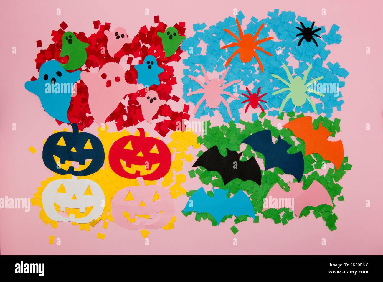 papier haché coloré en 4 couleurs avec motifs d'halloween, design artistique créatif, plat, artisanat en papier Banque D'Images