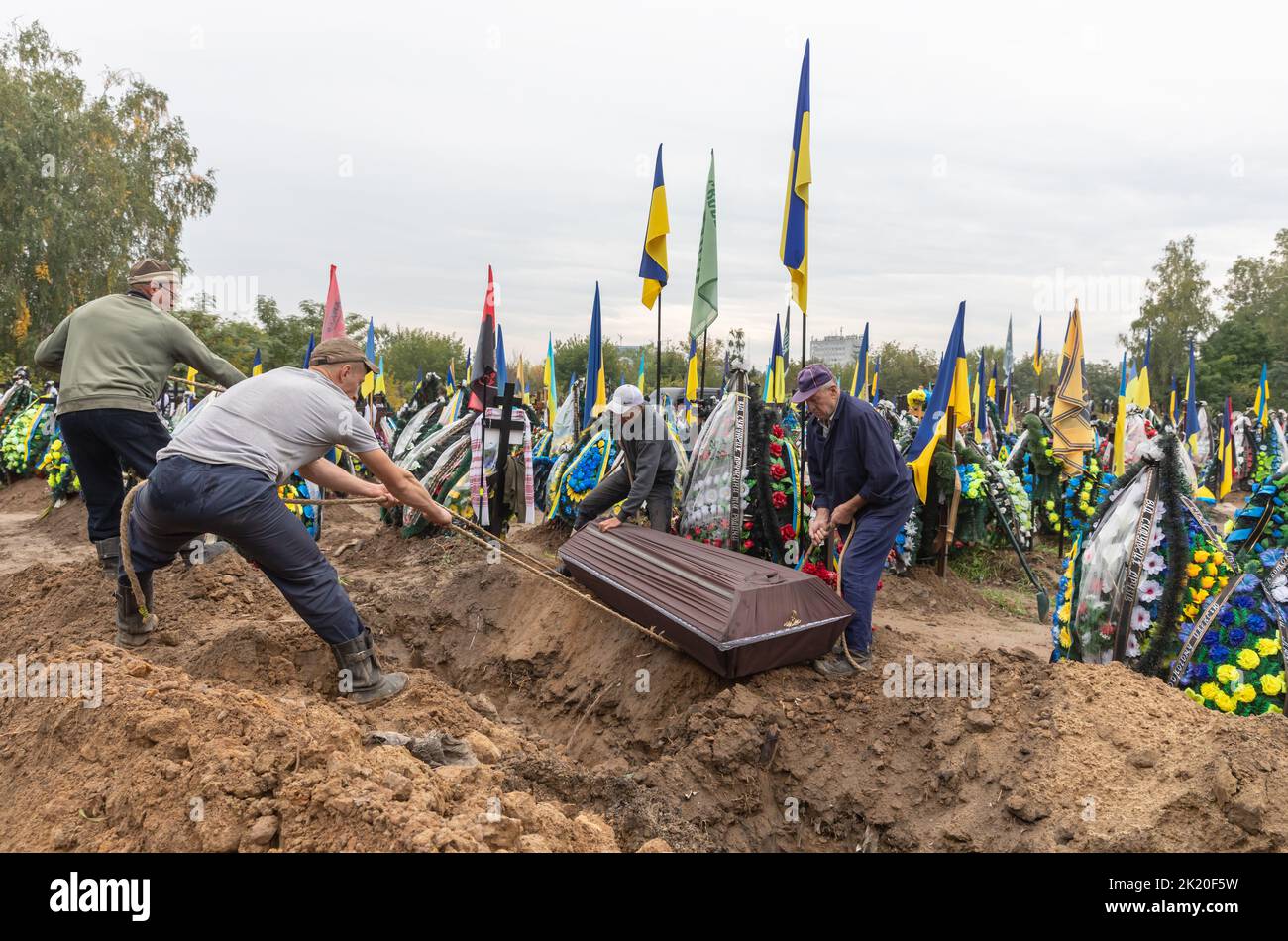 Kiev, Ukraine. 15th septembre 2022. Le cercueil avec le corps du héros décédé est abaissé dans une tombe fraîchement creusée. Funérailles du soldat ukrainien Yurchenko Oleksii (1951 - 2022) décédé le 8 septembre-2022 pendant l'opération de libération de la ville de Balakliya, région de Kharkiv. Avant l'invasion, il était caméraman sur la chaîne de télévision ukrainienne 'Priamyi'. (Photo de Mykhaylo Palinchak/SOPA Images/Sipa USA) crédit: SIPA USA/Alay Live News Banque D'Images