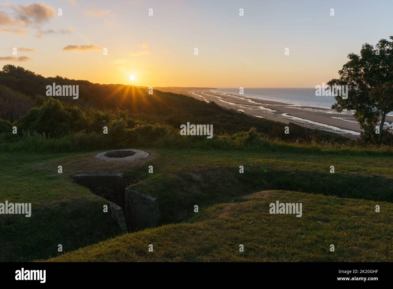 Vue sur la plage d'Omaha au coucher du soleil avec bunker pour mitrailleuse et système de tranchées appelé Widerstandsnest WN 60, Colleville-sur-Mer, Normandie, France Banque D'Images