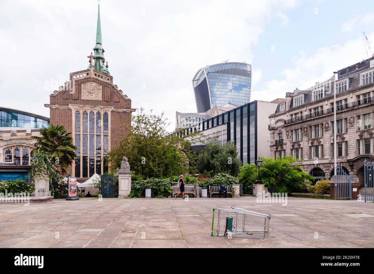 Un chariot commercial par tous les Halles près de la plus ancienne église de la Tour de Londres Banque D'Images