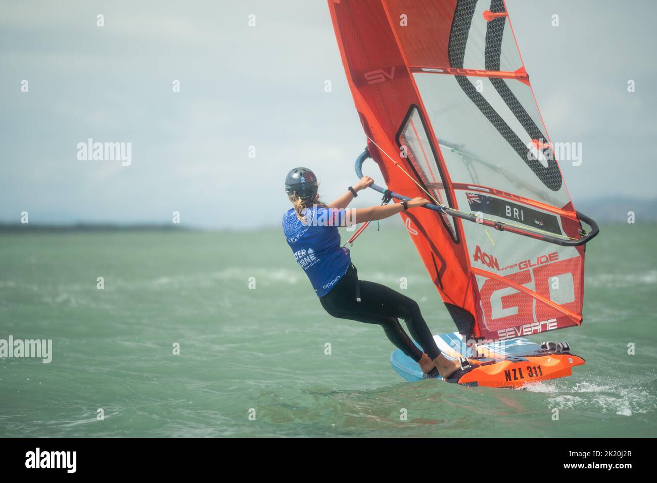 Une femme participe aux NZ Windfoiling Nationals à Takapuna Beach, Auckland, Nouvelle-Zélande Banque D'Images